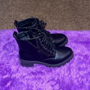 These are perfect for the winter or fall they are black with a leather look.